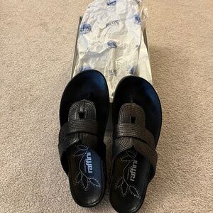 Umberto Raffini Tassia Pewter Sandals - Excellent Condition